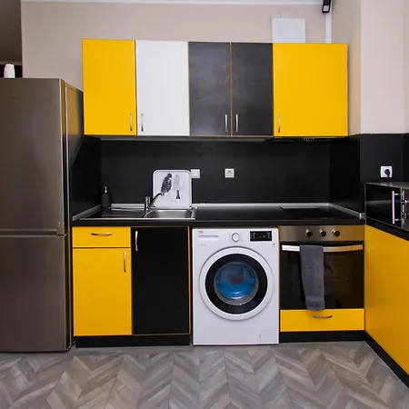 Апартамент Black And Yellow *