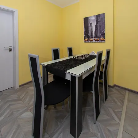 Black And Yellow Апартамент София