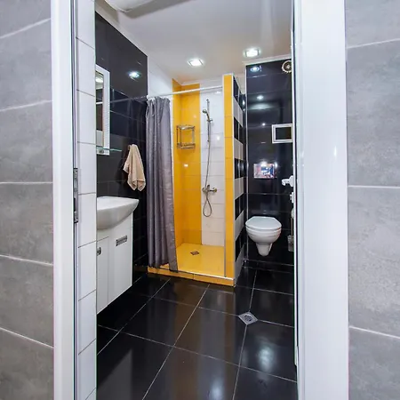 Апартамент Black And Yellow